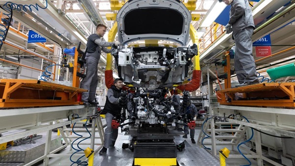 Dacia scade producția și ar putea concedia sute de angajați 1 Dacia scade producția și ar putea concedia sute de angajați