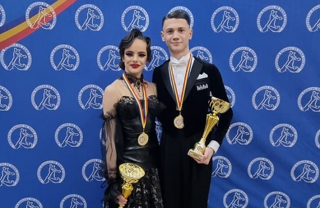 Doi elevi de clasa a VIII-a din Timişoara sunt campioni naționali la dans sportiv!