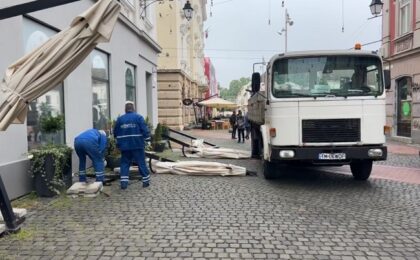 Mai multe terase din zona centrală a Timişoarei au fost demolate, pe motiv că nu s-au autorizat. Foto