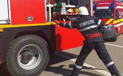 Accident grav la Sânmihaiu German: o șoferiță a rămas încarcerată după ce s-a izbit cu mașina de un cap de pod 8 Accident grav la Sânmihaiu German: o șoferiță a rămas încarcerată după ce s-a izbit cu mașina de un cap de pod