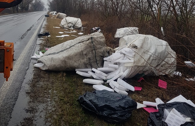 Deşeuri "pierdute" dintr-un camion, pe şoseaua Timişoara - Arad