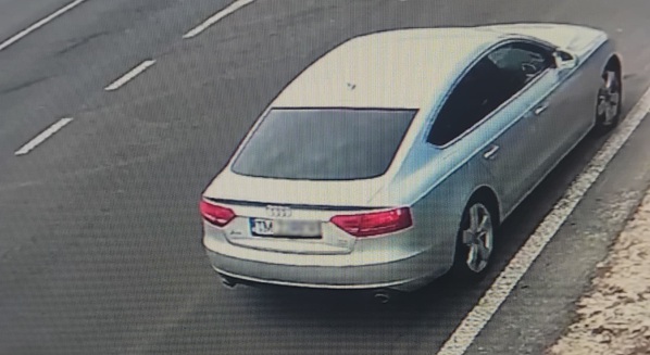 Femeie surprinsă aruncând saci cu deșeuri într-o parcare de pe un drum național din Timiș