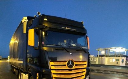Două transporturi de deșeuri de haine aduse din Germania, oprite la frontiera din vestul țării