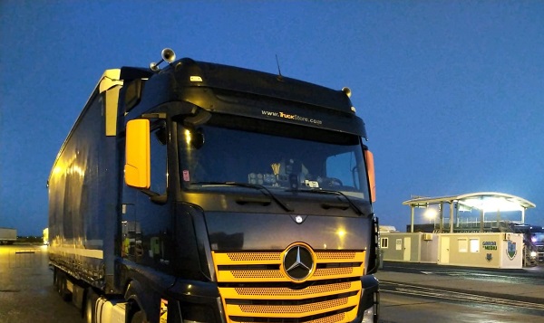 Două transporturi de deșeuri de haine aduse din Germania, oprite la frontiera din vestul țării