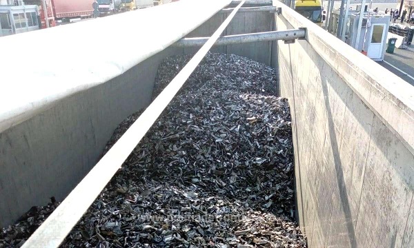 Tir cu peste 23 de tone de deșeuri oprit la intrarea în țară