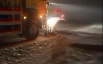 Atenție, șoferi! Se circulă în condiții de iarnă pe mai multe drumuri din țară. Circulația rămâne închisă pe DN 57