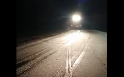 300 de tone de material antiderapant au fost folosite în cursul nopții pe drumurile naționale din zona de vest (video)