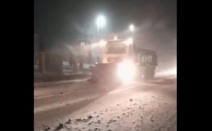Video! Sute de tone de material antiderapant, împrăștiate pe șosele în Timiș, Arad, Caraș-Severin și Hunedoara