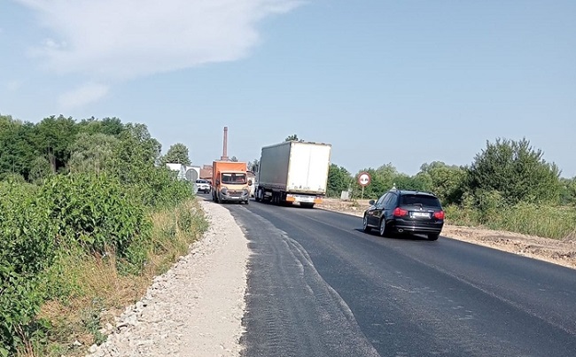 Pe DN 68A Coşava - Margina se amenajează acostamentele şi se aplică marcajul rutier. Alte drumuri cu restricţii, săptămâna aceasta, în vestul ţării