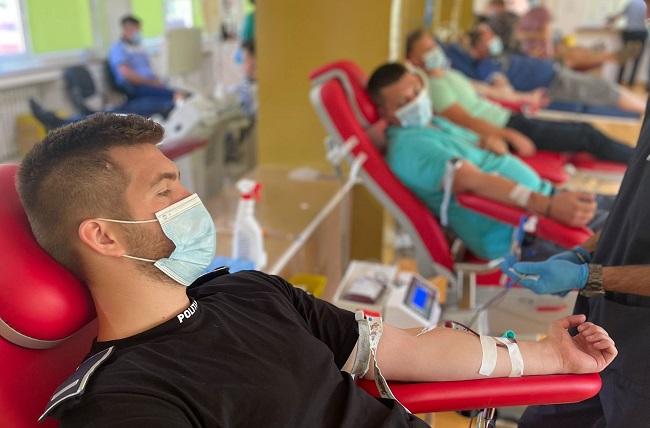 40 de poliţişti au donat sânge pentru micuţii bolnavi de cancer de la Spitalul "Louis Ţurcanu" Timişoara