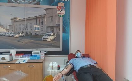 Polițiștii locali din Timișoara au donat sânge pentru cei aflați în suferință. Bonurile valorice primite le-au dat unor nevoiaşi