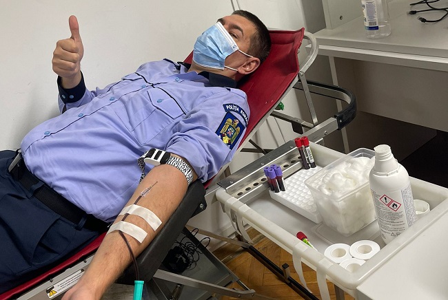 Zeci de poliţişti timişeni au donat sânge: "Protejăm oamenii, ajutăm oamenii!"