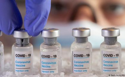Avem vaccin anti-COVID pentru 128 de ani și trebuie să plătim 1,2 miliarde de euro. Polonia refuză să mai primească și să achite dozele comandate de CE