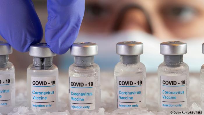 Avem vaccin anti-COVID pentru 128 de ani și trebuie să plătim 1,2 miliarde de euro. Polonia refuză să mai primească și să achite dozele comandate de CE