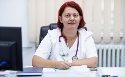 Românii petrec peste trei ore și jumătate pe zi cu telefonul în mână. Acest obicei are riscuri, explicate de medicii de la Spitalul ”Victor Babeș” Timișoara