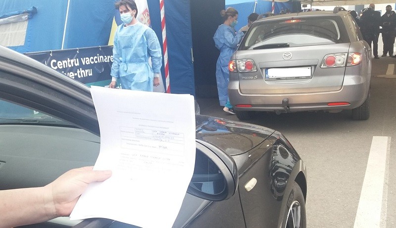 S-a deschis centrul drive-thru din Timișoara. Cum decurge vaccinarea direct din maşină