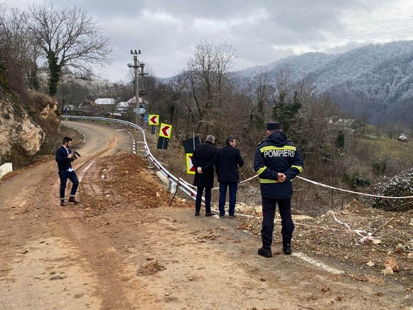 O alunecare de teren riscă să facă impracticabil drumul dintre Fârdea și Tomești