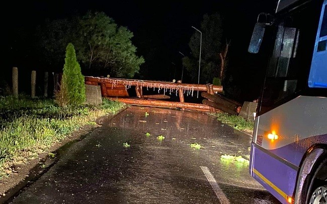 Furtuna de aseară a făcut prăpăd la Timișoara și într-o mare parte din județ. Copaci doborâți, tiruri răsturnate, drumuri blocate, acoperișuri avariate. Video