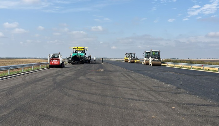Pe șantierul drumului de legătură DN 69 – A1 s-a așternut aproape 90% din stratul final