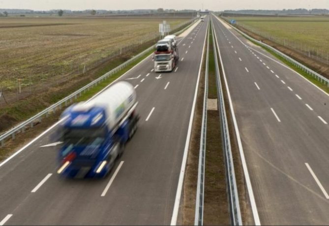 Ciucă: ”La doar trei luni de la inaugurarea primului drum expres din România numărul de kilometri dați în folosință s-a dublat. După finalizarea proiectului unui nou drum de mare viteză Craiova-Lugoj, infrastructura din Oltenia va avea o axă de transport rutier Est-Vest”