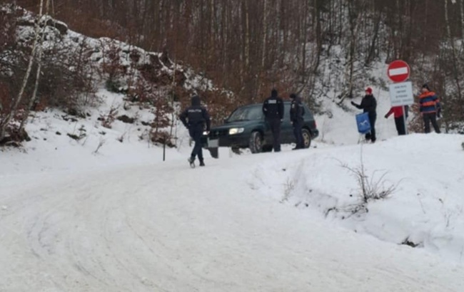 Un șofer băut a intrat cu mașina pe un drum închis, folosit ca pârtie