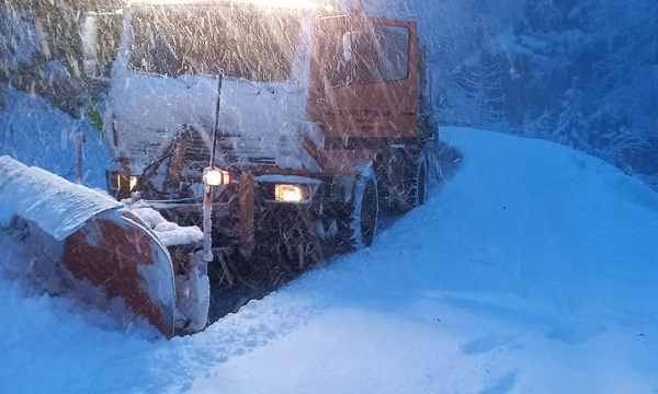 Trafic blocat pe un drum din Hunedoara, din cauza zăpezii căzute de pe versant pe șosea