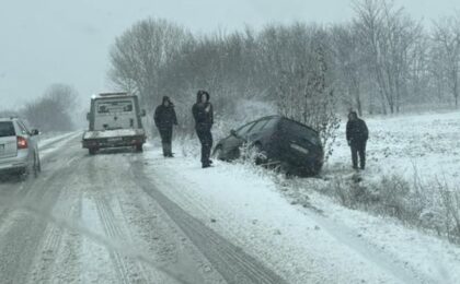 Mașini ieșite în decor pe un drum necurățat de zăpadă din Timiș 19 Mașini ieșite în decor pe un drum necurățat de zăpadă din Timiș