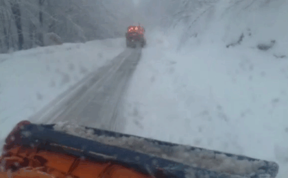 Drum greu spre Rânca, o stațiune preferată de mulți timișoreni! Accesul este interzis fără tracțiune integrală sau lanțuri