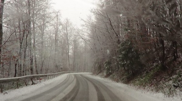 Drumuri închise sau cu restricții de tonaj, din cauza zăpezii