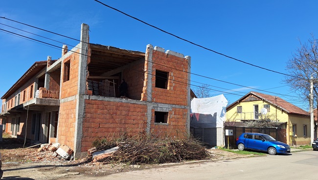 “Duplexul” cu… opt apartamente pentru care Nicolae Robu este cercetat de DNA Timișoara, în curs de demolare parțială