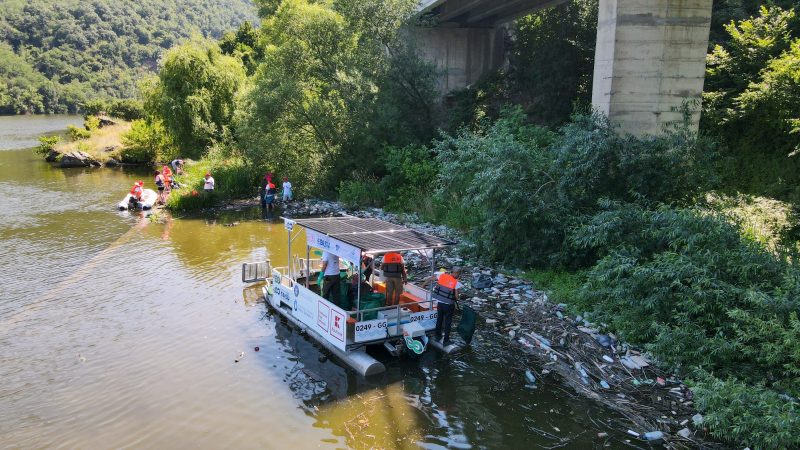 Ebisu, prima ambarcațiune de colectare a deșeurilor din Europa, 100% electrică, a colectat 900 kg de deșeuri la Orșova