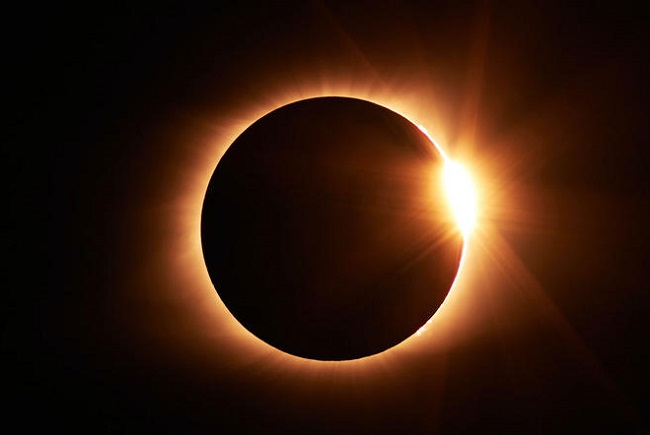 Eclipsă parțială de Soare, vizibilă din România. Priviţi doar cu ochelari de eclipsă, mylar sau cele mai dense filtre pentru aparate de sudură