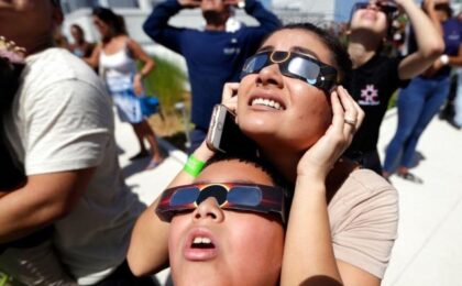 O eclipsă totală de soare traversează America de Nord