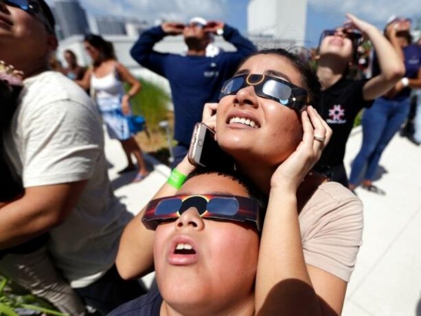O eclipsă totală de soare traversează America de Nord