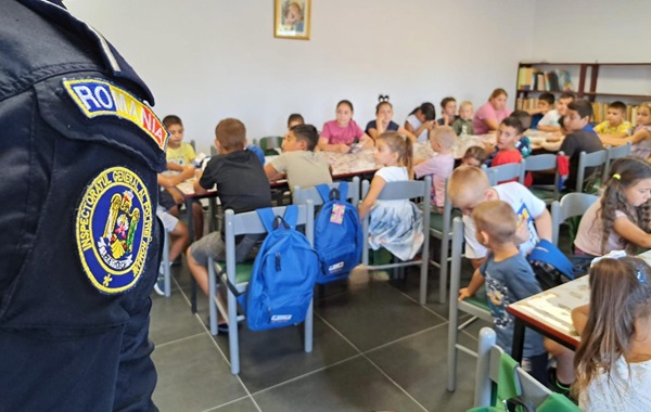 Polițiștii din Timiș donează 300 de ghiozdane complet echipate pentru elevii din medii vulnerabile
