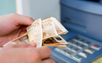 Hoții români reușesc să fure din bancomatele străinilor chiar și 25.000 de euro pe minut