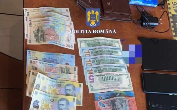 Un bărbat este acuzat că a furat 35.000 de euro, 20.000 de lei și bijuterii