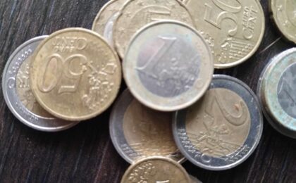 Moneda euro s-a depreciat după anunțarea rezultatelor la alegerile europarlamentare