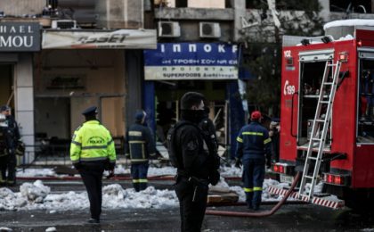 Video: Explozie urmată de un incendiu puternic, la Atena, în centru. Toate clădirile pe o distanță de 200 de metri au fost grav avariate