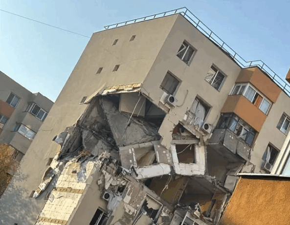 Explozie puternică într-un bloc din București. Două etaje au fost distruse complet. Planul roșu de intervenție, activat