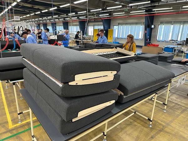 O companie a deschis o fabrică de mobilă într-o localitate din vestul țării. Pentru început au fost create 150 de locuri de muncă
