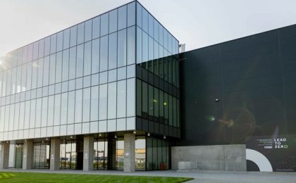 A fost deschisă o fabrică de sute de milioane de euro în România. Va avea sute de angajați 1 A fost deschisă o fabrică de sute de milioane de euro în România. Va avea sute de angajați