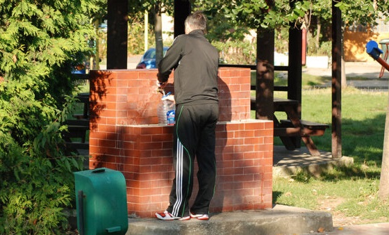 Se dezinfectează și igienizează fântânile publice din Lugoj