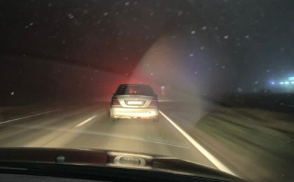 Kamikaze pe șosea, în apropiere de Timișoara: fără faruri și stopuri, pe întuneric și ceață