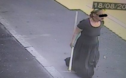 „Femeia cu sapa” terorizează un bloc întreg dintr-un oraș timișean