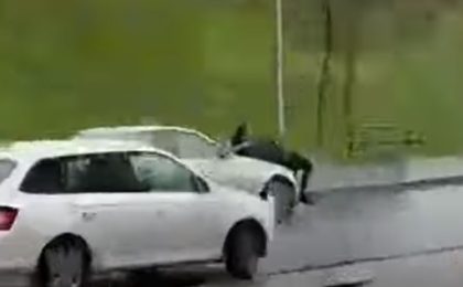 După o ceartă în trafic, o șoferiță a luat pe capotă o femeie (video)