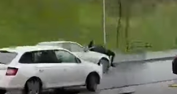 După o ceartă în trafic, o șoferiță a luat pe capotă o femeie (video)