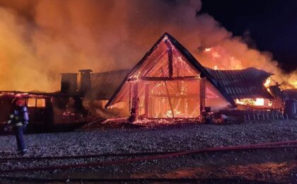 Incendiu la pensiunea Ferma Dacilor din Prahova. Pompierii au constituit echipe de căutare-salvare pentru identificarea persoanelor dispărute