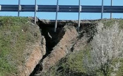 Fisură uriaşă sub autostradă, în Arad