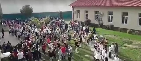 Flashmob la Școala Gimnazială Dumbrăvița